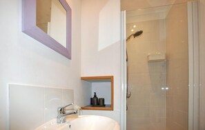 Shower - Cozy home in Saint-Benoît (Saint-Benoît)
