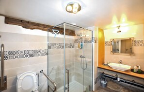 Shower - Pet friendly home in Saint-Benoît (Saint-Benoît)