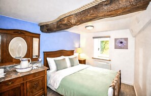 4 bedrooms, travel cot, free WiFi - Pet friendly home in Saint-Benoît (Saint-Benoît)