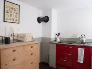 Fridge, cookware/dishes/utensils
