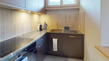 Fridge, oven, dishwasher, cookware/dishes/utensils