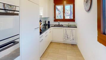 Fridge, oven, dishwasher, cookware/dishes/utensils