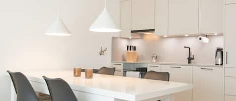 Fridge, oven, dishwasher, cookware/dishes/utensils
