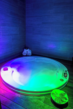 A hot tub with a control panel, two towels, and a potted plant. - Aleenta Phuket - Phang Nga Resort and Spa (Takua Thung)