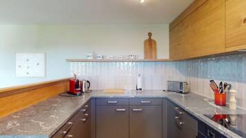 Frigorifero, forno, lavastoviglie, pentole/stoviglie/utensili