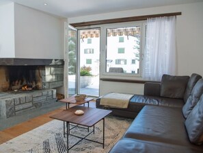 TV, fireplace - mit privatem Whirlpool für 4 Personen Casoja Lenzerheide by Interhome (Valbella)