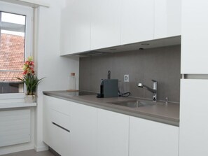 Kühlschrank, Ofen, Geschirrspüler, Kochgeschirr/Geschirr/Besteck