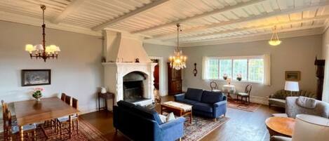 TV, fireplace