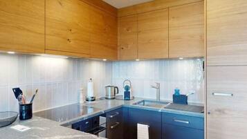 Fridge, oven, dishwasher, cookware/dishes/utensils