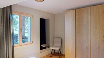 Un dormitorio con cama, una silla, armario, ventana y espejo.