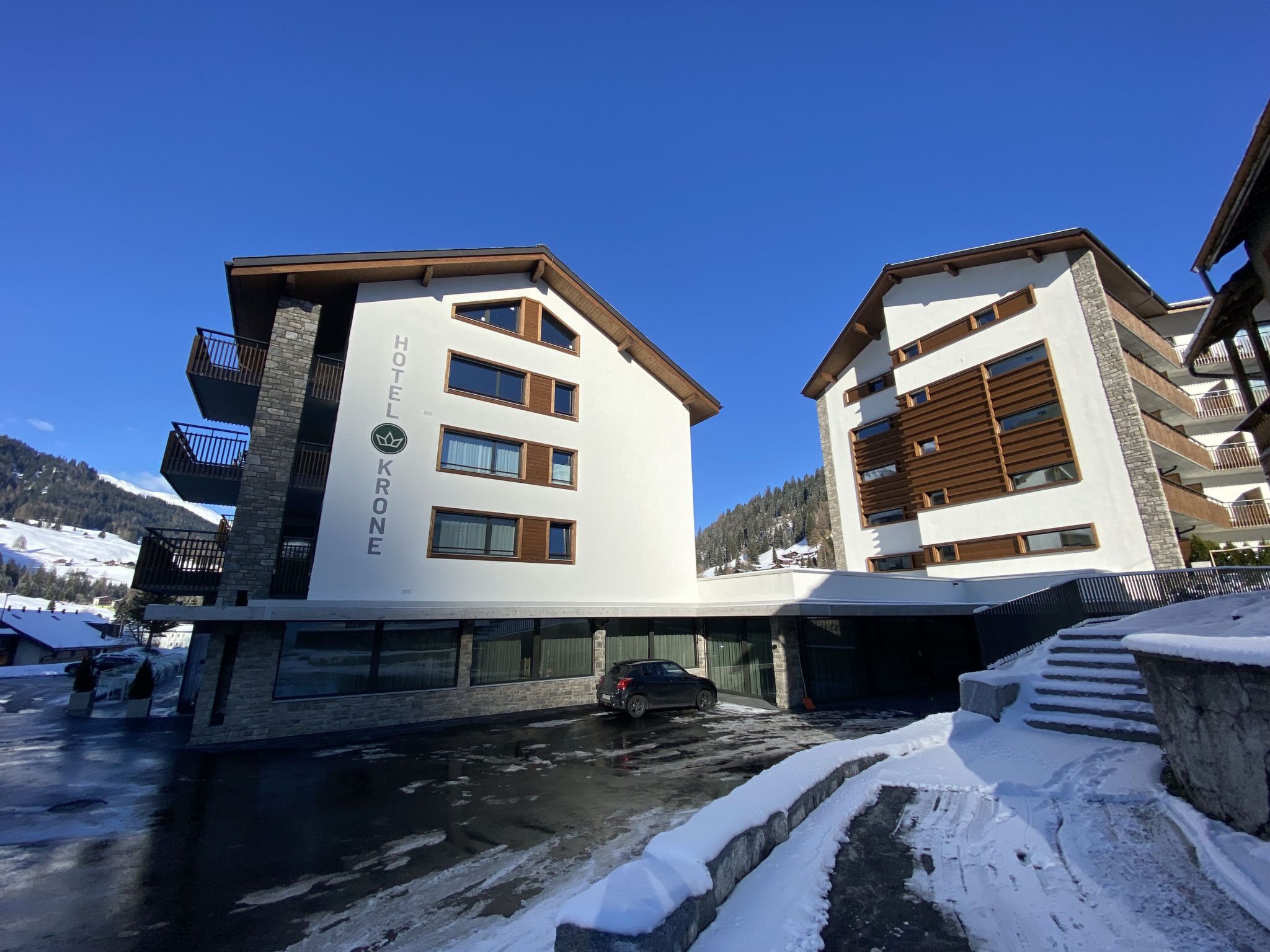 Ett hotell med modern design, flera våningar och balkonger.
