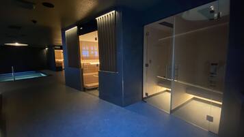 Ein modernes Interieur mit Schwimmbad, einem durch eine Glaswand abgetrennten Raum und einer Holzbank-Ecke.