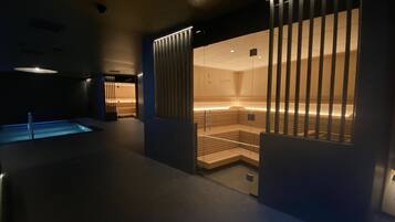 Ein moderner Wellnessbereich mit Sauna, Pool und Ruhezone.