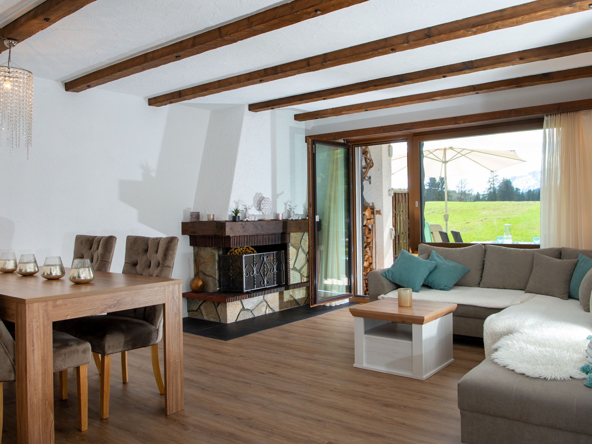 Un salon chaleureux avec une table à manger en bois, un canapé et une cheminée.