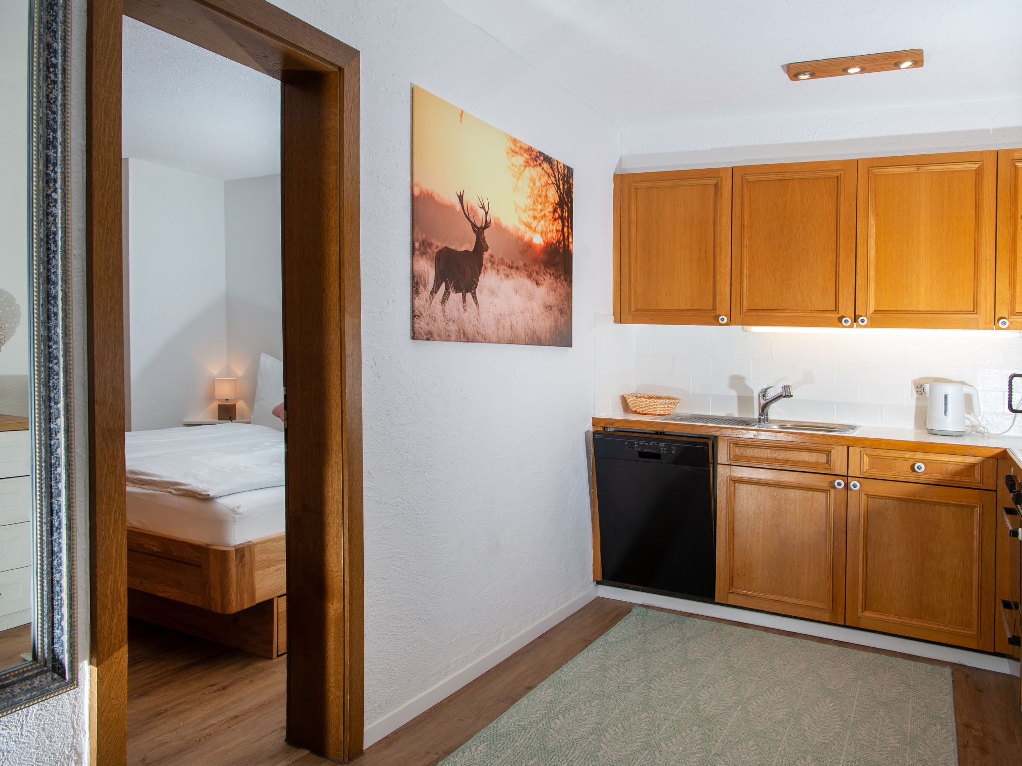 Une chambre d’hôtel de taille réduite, comprenant un lit, une petite kitchenette et une salle de bain.