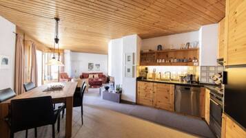 Fridge, oven, dishwasher, cookware/dishes/utensils