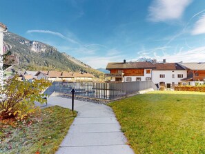 A residential area with houses, a clear sky, and a mountain in the background. - 1901 Sot by Interhome (Lantsch)