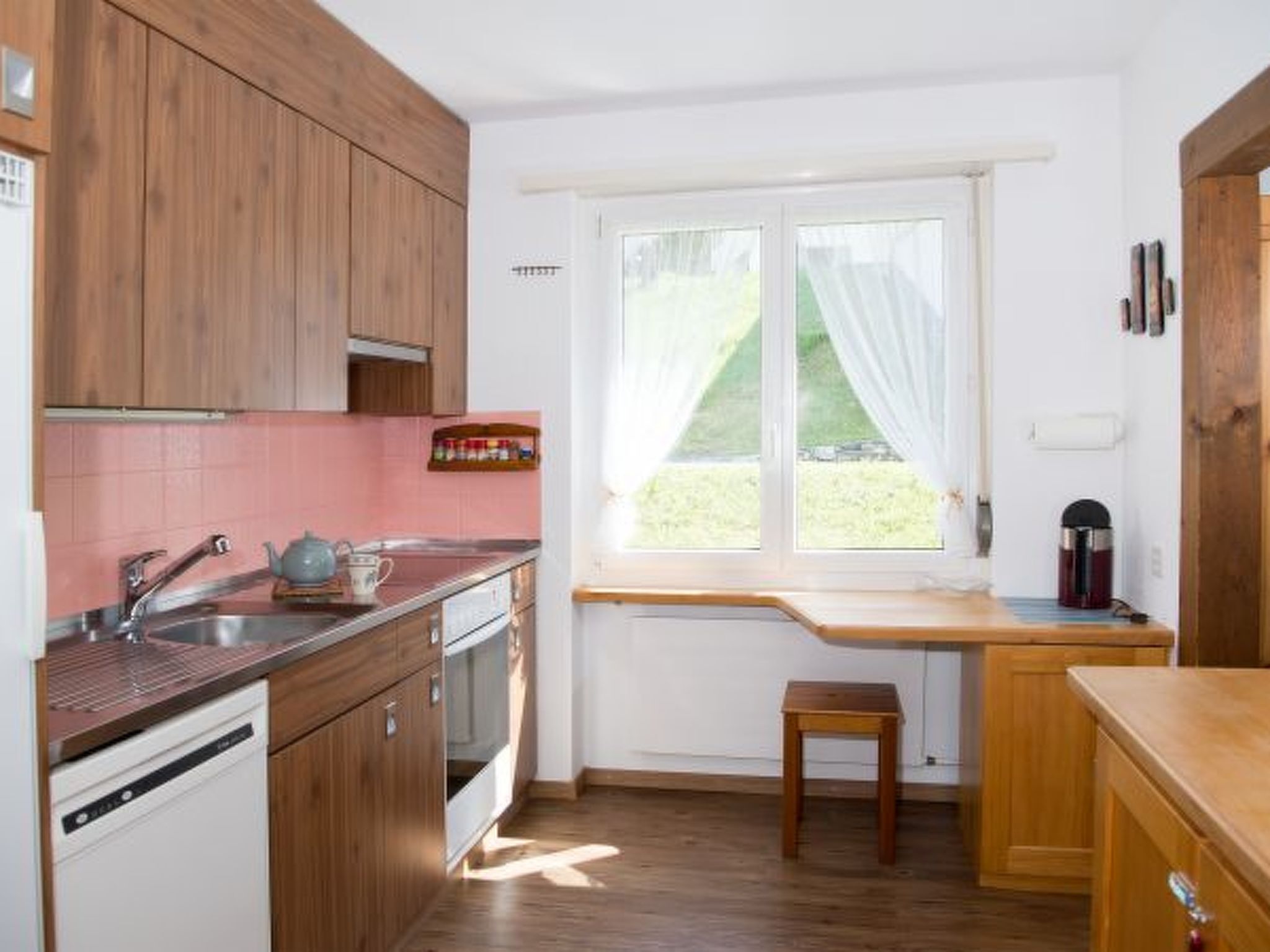 Kühlschrank, Mikrowelle, Ofen, Geschirrspüler