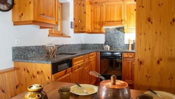 Fridge, oven, dishwasher, cookware/dishes/utensils