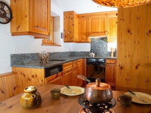 Kühlschrank, Ofen, Geschirrspüler, Kochgeschirr/Geschirr/Besteck