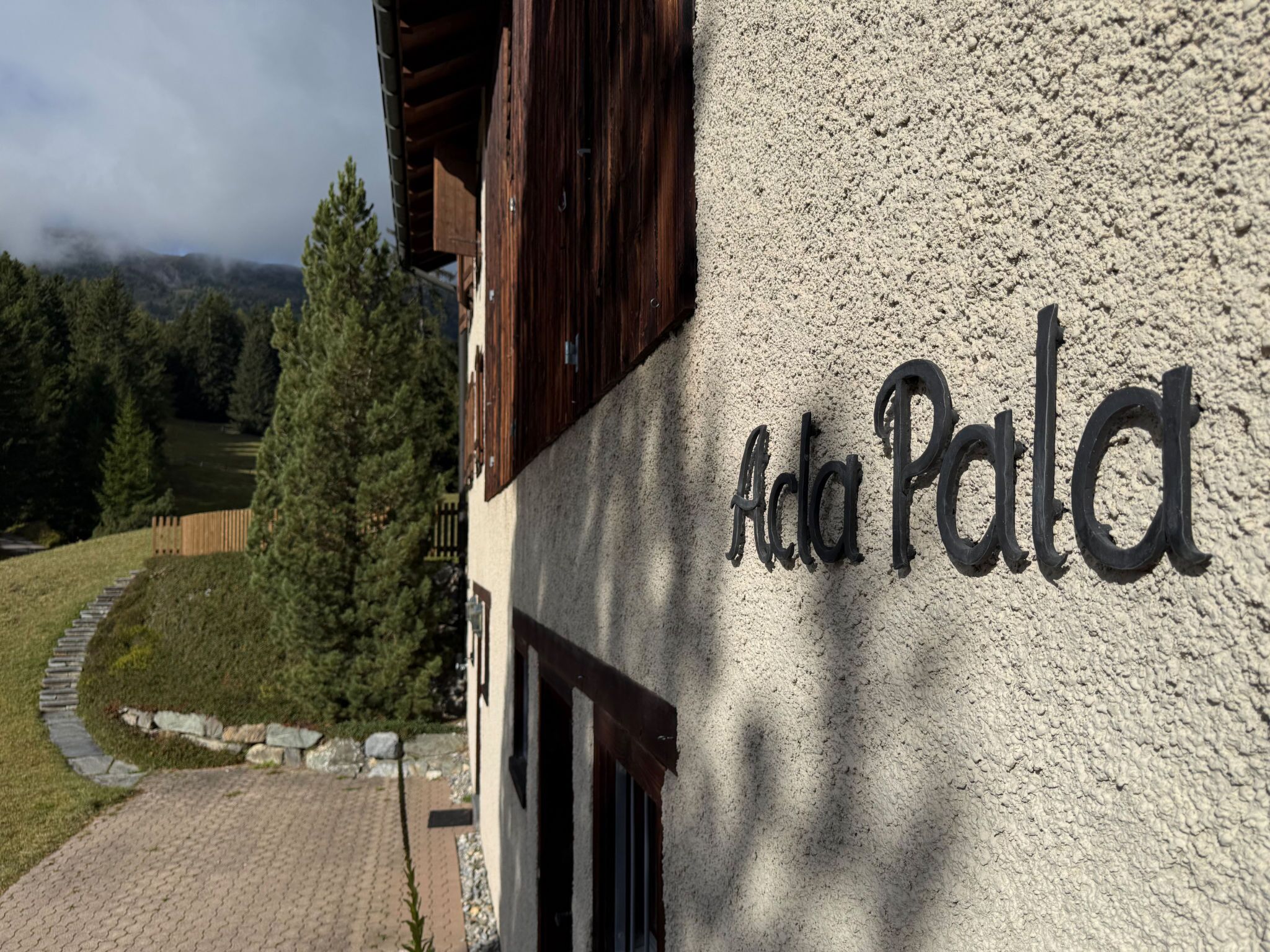 Un bâtiment dont la façade, ornée d’un mur texturé, porte une enseigne indiquant « Ada Palat ».