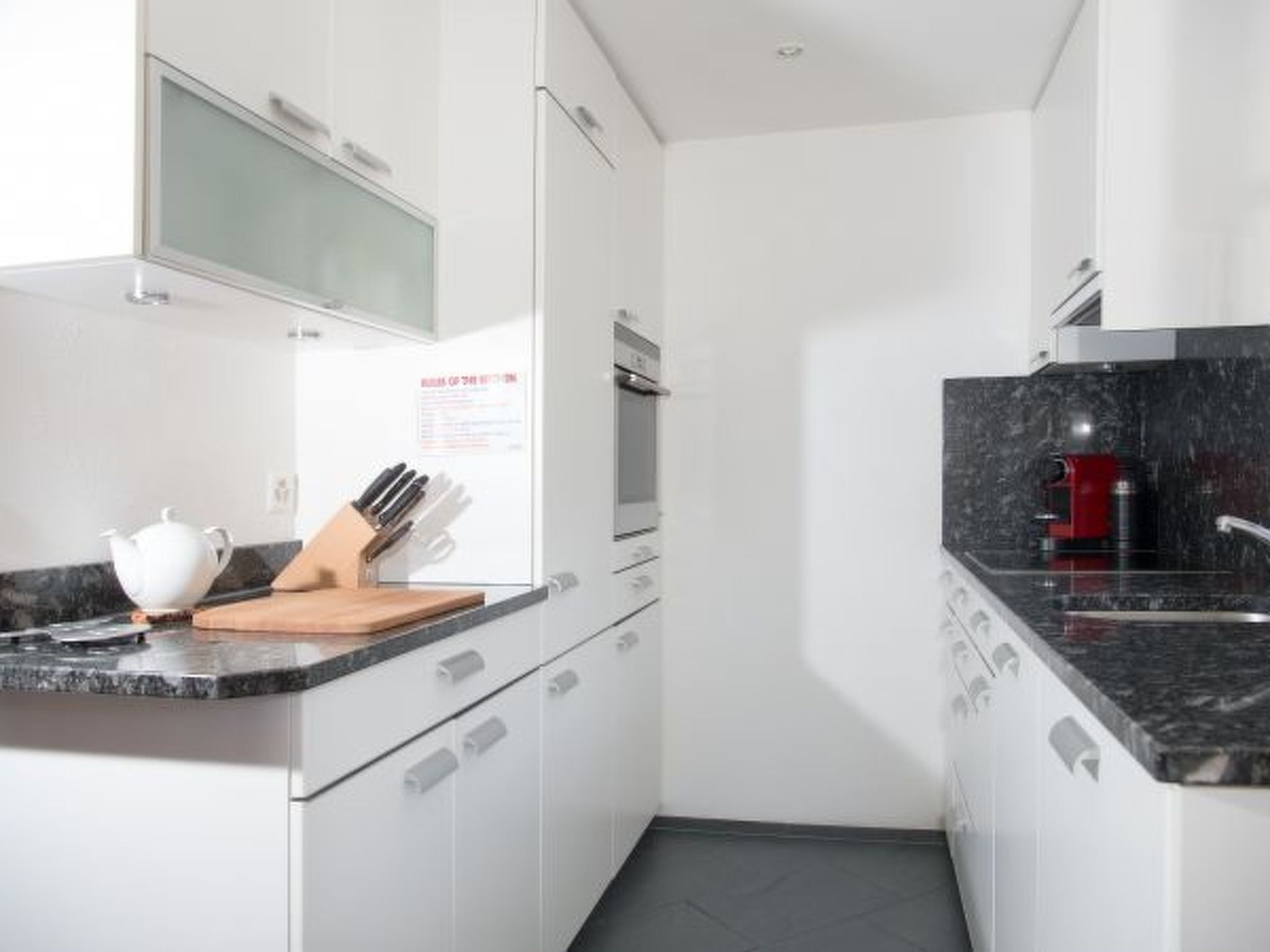 Refrigerador, horno, lavavajillas y utensilios de cocina 