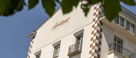 Ein Gebäude mit Schachbrettmuster-Fassade und Balkonen.