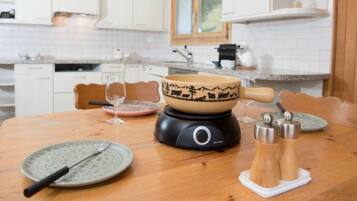 Fridge, dishwasher, cookware/dishes/utensils