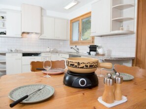 Frigorífic, rentaplats i utensilis de cuina, vaixella i coberteria 