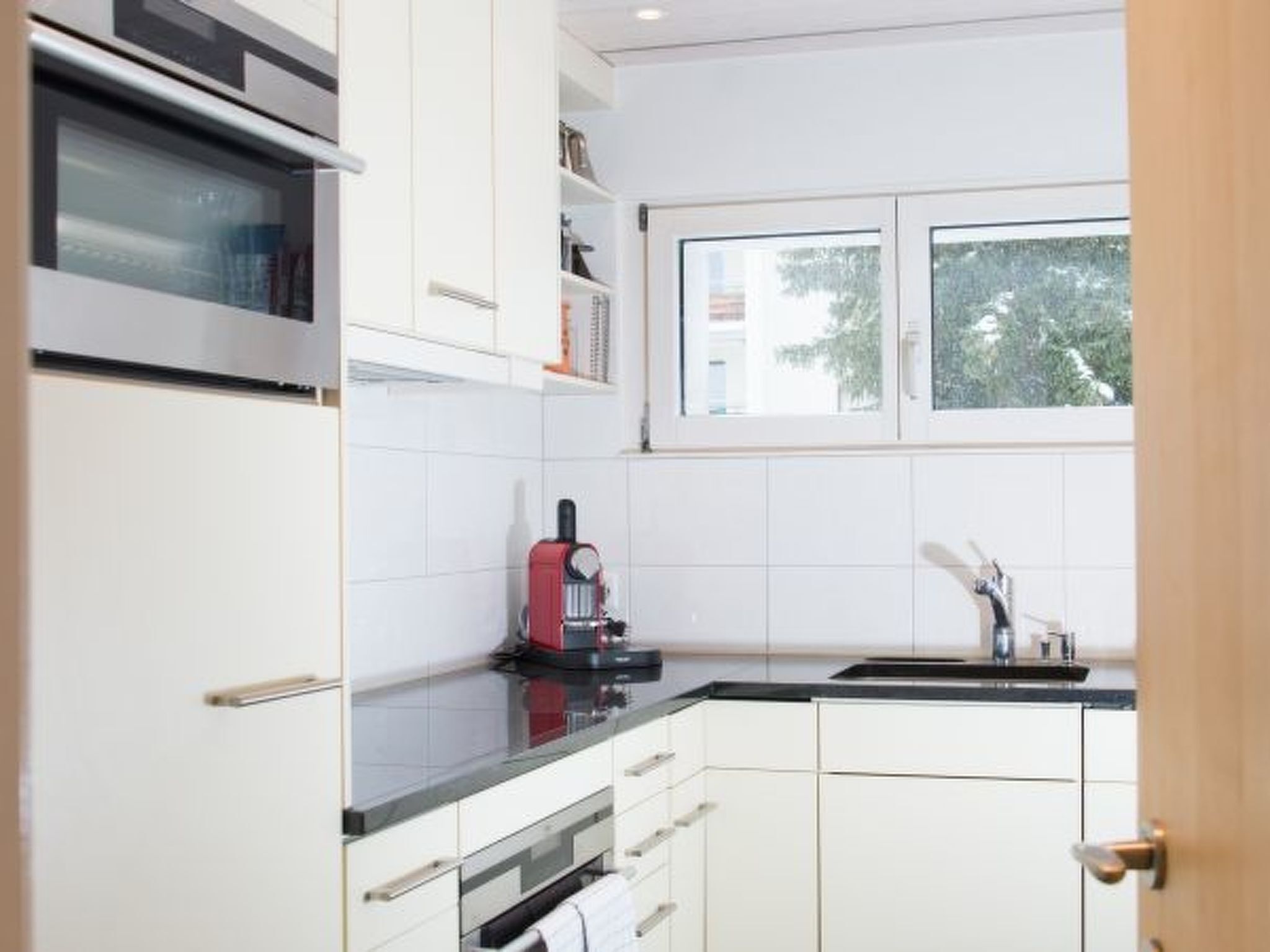 Fridge, oven, dishwasher, cookware/dishes/utensils