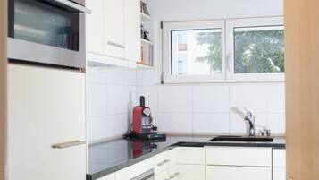 Jääkaappi, uuni, astianpesukone, keittoastiat/astiat/ruokailuvälineet