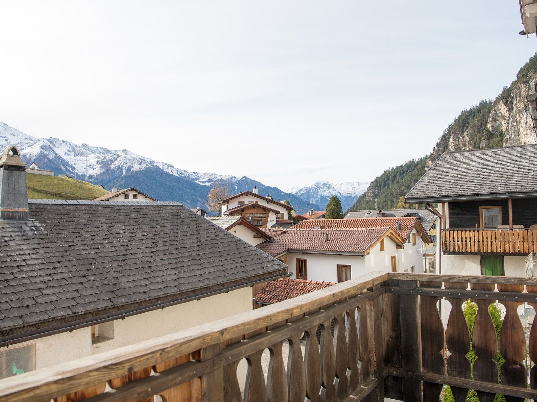 Un village de montagne aux bâtiments traditionnels et doté d’un balcon en bois.