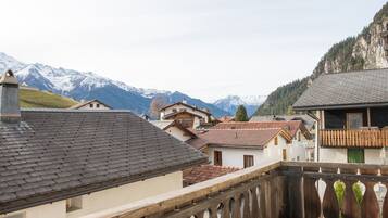 Un village de montagne aux bâtiments traditionnels et doté d’un balcon en bois.