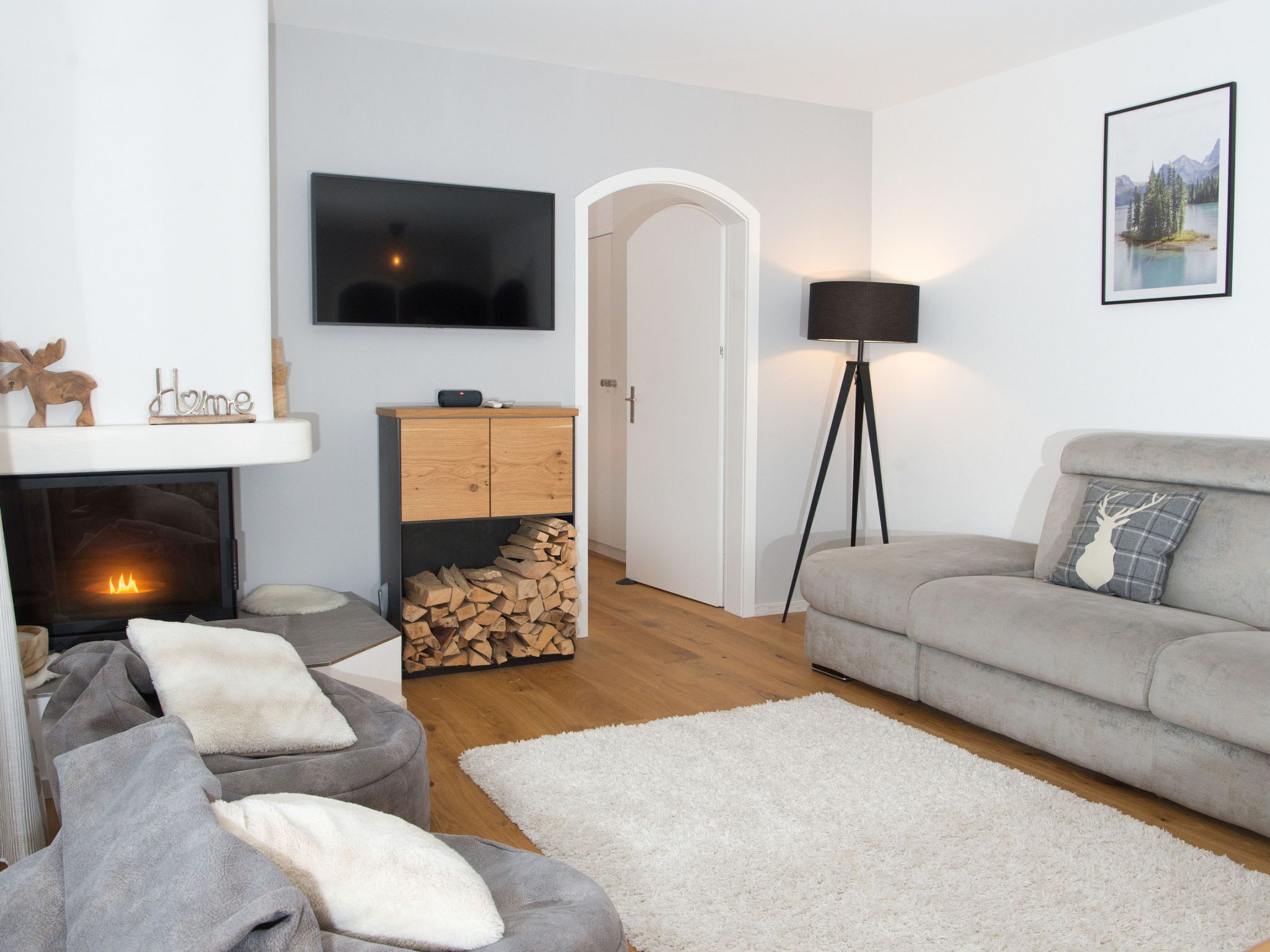 Televisie en een open haard