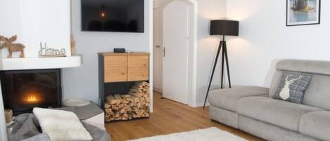 TV, fireplace