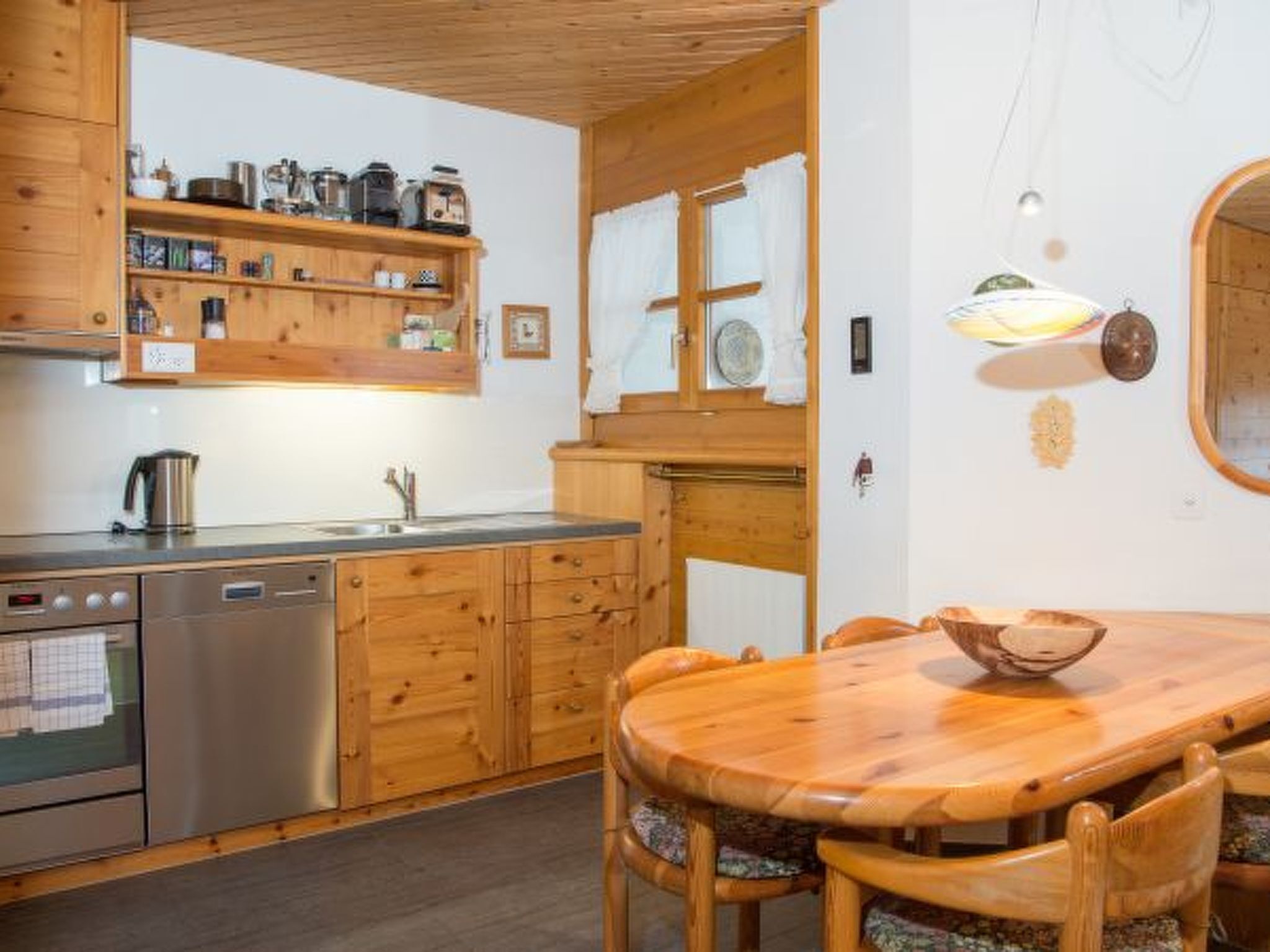 Kühlschrank, Ofen, Geschirrspüler, Kochgeschirr/Geschirr/Besteck