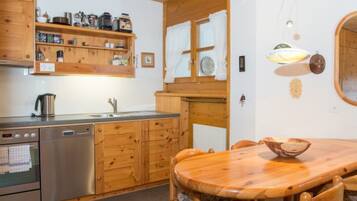 Fridge, oven, dishwasher, cookware/dishes/utensils