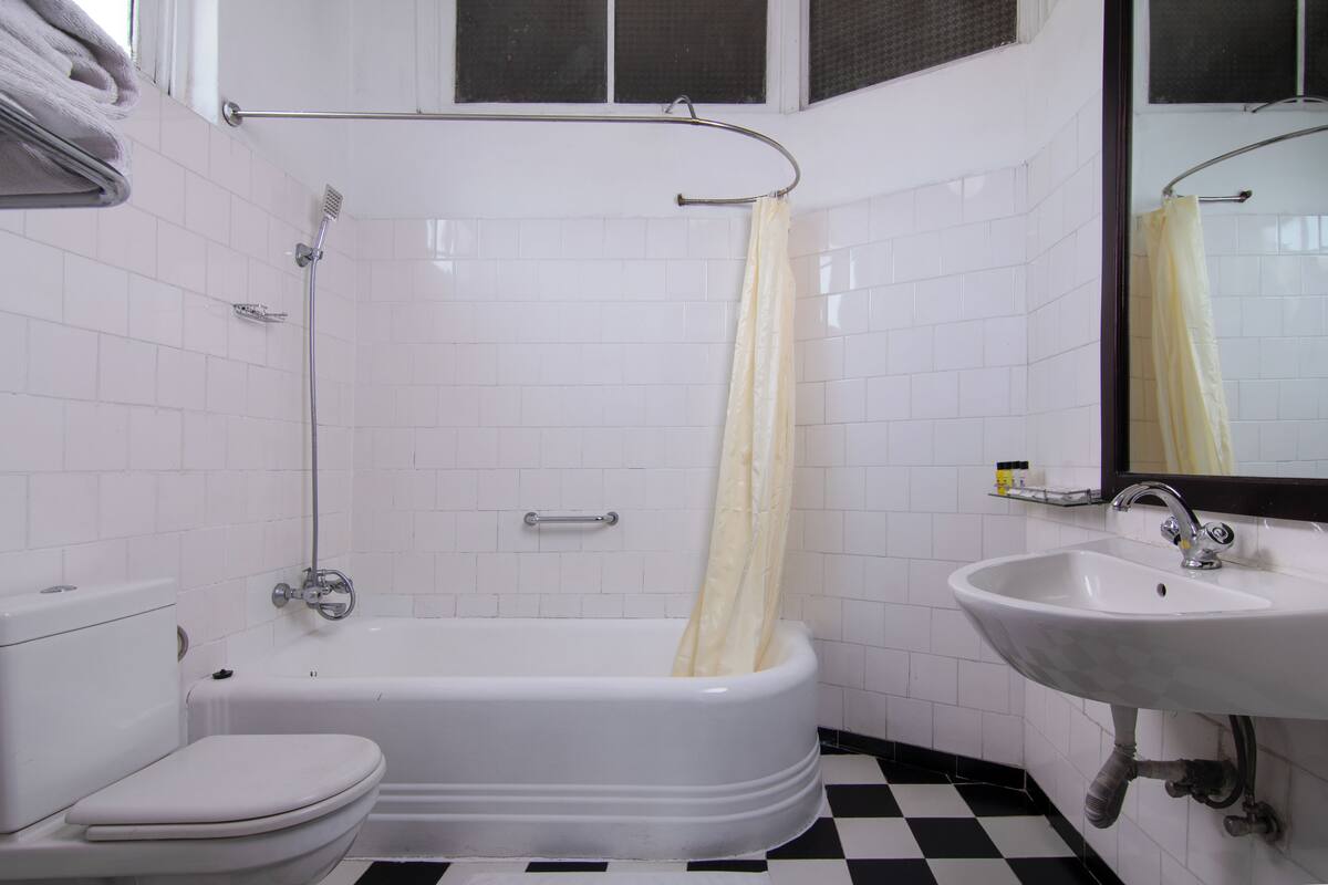 Un bagno con vasca, water e lavandino.