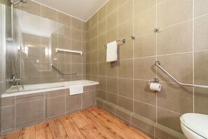 A modern bathroom with a glass-enclosed shower, a bathtub, and a toilet. - Residence Pierre et Vacances Balcons de Bellevarde (Val-d'Isere)