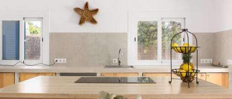 Refrigerador, horno, lavavajillas y utensilios de cocina