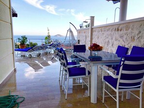 Outdoor dining - Amazing 4-bedroom seafront villa with infinity pool in Kalkan (Kaş)