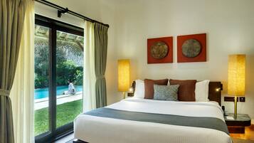 Quarto de hotel com uma cama grande, duas luminárias na parede, vista para uma piscina e uma porta de correr de vidro.