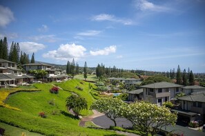 A residential area with houses, a golf course, and a swimming pool. - The Kapalua Villas Maui by Outrigger (KAPALUA)
