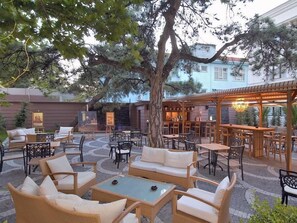 An outdoor patio with wicker furniture, a pergola with a chandelier, and a bar area. - Anemon Gonlu Ferah Bursa (Bursa)