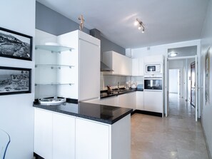 Kühlschrank, Mikrowelle, Ofen, Geschirrspüler