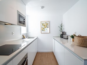 Kühlschrank, Mikrowelle, Ofen, Geschirrspüler