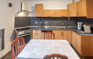 Fridge, microwave, oven, stovetop - 3 bedroom gorgeous home in CAMBRAI (CAMBRAI)