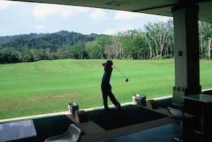 A golf course with a tee box and a putting green. - Mission Hills Phuket Golf Resort & Spa (Wichit)