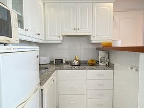 Kühlschrank, Mikrowelle, Geschirrspüler, Kochgeschirr/Geschirr/Besteck