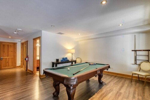 Spacious 5-bedroom cabin in peaceful Labelle with AC